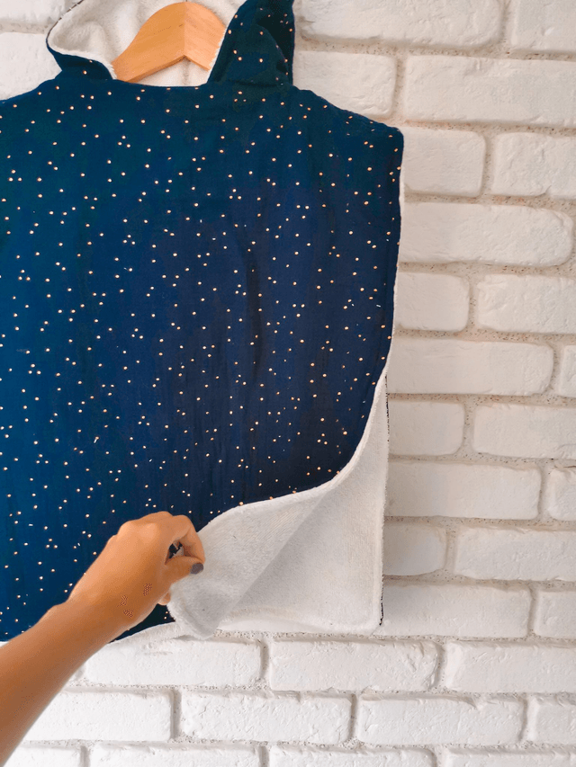 Poncho de bain Gabin en double gaze de coton bleu - Sortie de bain